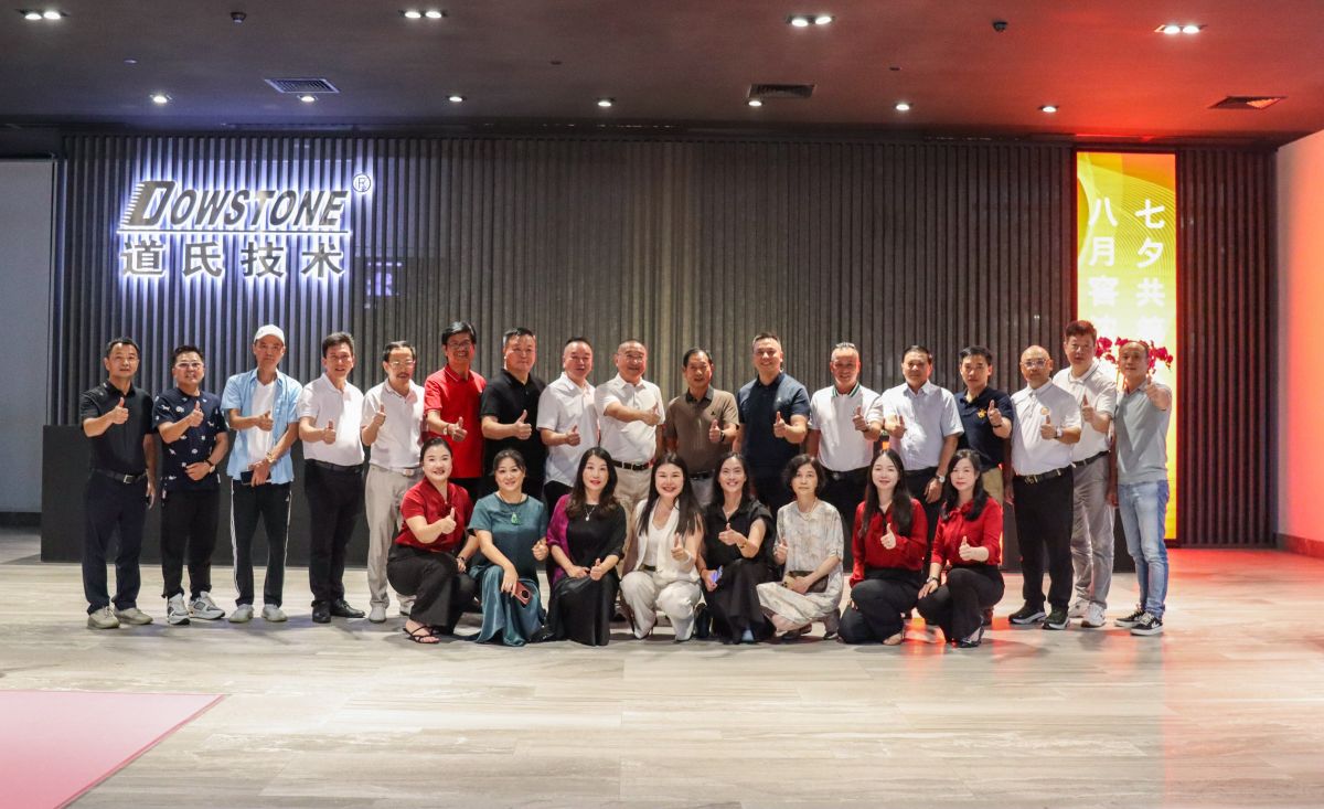 强强团结，，，，，，同谋新篇！新明珠集团董事长叶德林莅临海洋之神590官网入口手艺总部，，，，，，共商合作新未来